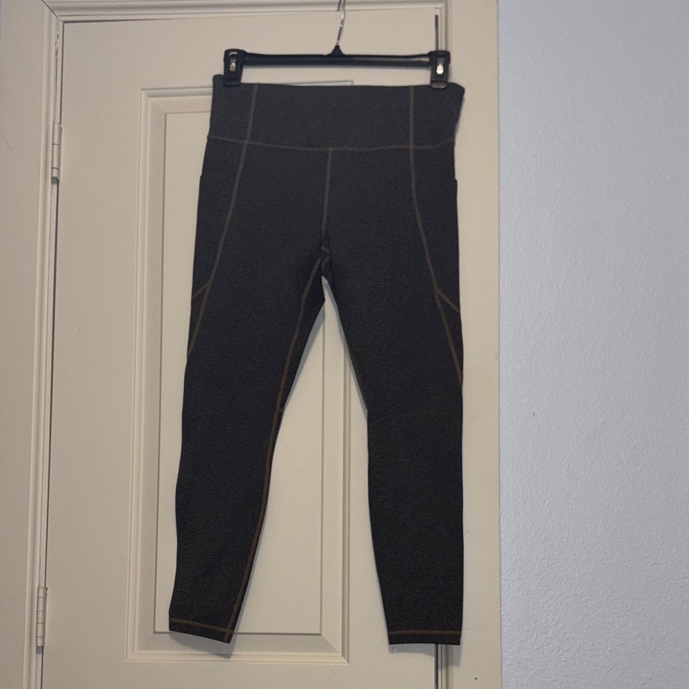 Athleta salutation stash Leggings L